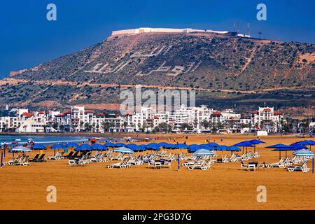 La spiaggia di Agadir in marzo guardando verso l'Agadir Oufla in una mattinata di sole. Foto Stock