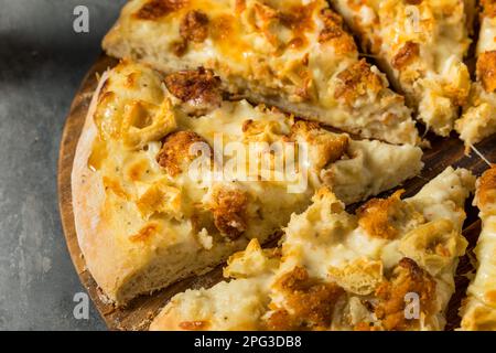Pizza gourmet con pollo e waffle con sciroppo e formaggio Foto Stock