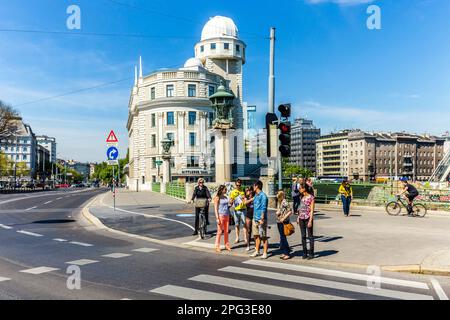 Vienna, Austria - 25 aprile 2015: Persone alla famosa Urania di Vienna. Urania è un istituto educativo pubblico e un osservatorio costruito secondo il Foto Stock