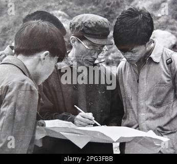 (230320) -- CHENGDU, 20 marzo 2023 (Xinhua) -- questa foto scattata in 1974 mostra Wu Xichun (C) che conduce la ricerca sul campo nella parte nordoccidentale della provincia di Sichuan, Cina sudoccidentale. WU?Xichun?is?a?professor al College?of?Energy?of?Chengdu?University?of?Technology e un esperto in geologia. In?the?early?1970s,?mentre conducendo un'indagine geologica della mappatura nella?parte?nordoccidentale?di?Sichuan?Provincia, Wu?inaspettatamente?survezed?a?reef?group?formed?by?Triassic?siliceous?hexactinellid?spuges. Da allora,?he?has?devoted?self?to?the?study?on?spugne?reefs?for?alarly?cinque decadi. Foto Stock