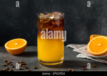 Succo d'arancia freddo e bevanda a base di caffè con ghiaccio Foto Stock
