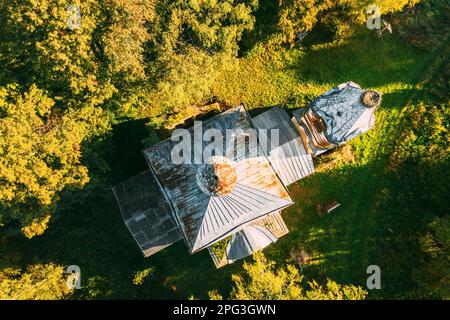 Vista aerea sulla Chiesa abbandonata. Vecchie rovine della Chiesa. Rovine di un antico monumento culturale e architettonico nel soleggiato giorno d'autunno. Fuori dal concetto di religione Foto Stock