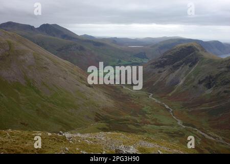 Il Wainwrights Kirk Fell & Yewbarrow e la Mosedale Valley dalla cima del 'Looking stead', Lake District National Park, Cumbria, Inghilterra, Regno Unito. Foto Stock