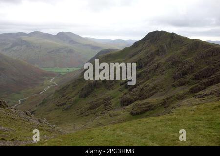 Il Wainwright 'Red Pike' sopra la Mosedale Valley dalla cima del 'Black Crag' nel Parco Nazionale del Distretto del Lago, Cumbria, Inghilterra, Regno Unito Foto Stock