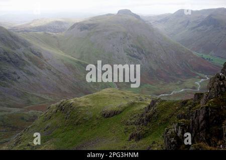 La lontana Wainwright Great Gable e la Mosedale Valley dal Ridge Path al "Red Pike" nel Lake District National Park, Cumbria, Inghilterra, Regno Unito Foto Stock