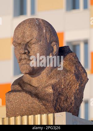 Busto di Lenin. Città russa di estrazione del carbone Barentsburg a Fjord Groenfjorden, Svalbard. La miniera di carbone è ancora in funzione. Regione artica, Europa, scansione Foto Stock