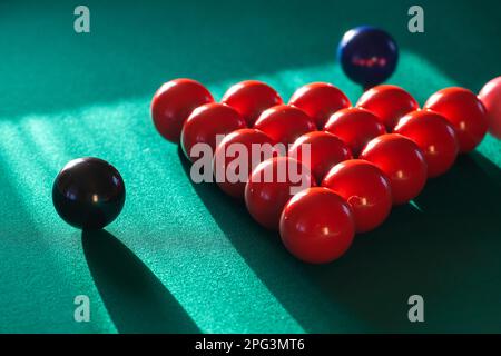 Le palle da snooker sono su un tavolo da biliardo, foto ravvicinata con messa a fuoco morbida selettiva Foto Stock