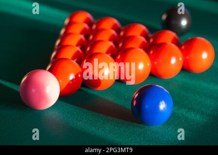 Le colorate palle da snooker sono su un tavolo da biliardo, foto ravvicinata con messa a fuoco morbida selettiva Foto Stock