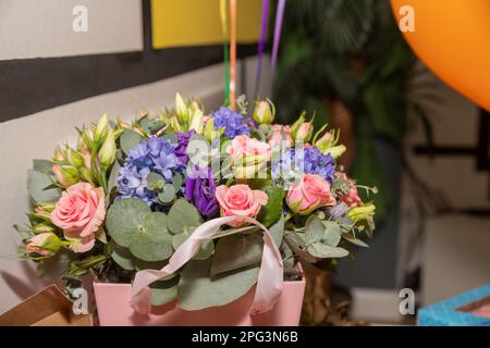 Bel bouquet di rose rosa fresche, giacinto, eucalipto nei tenui colori rosa e blu, bouquet di fiori primo piano. Negozio floreale concept.flowers Foto Stock