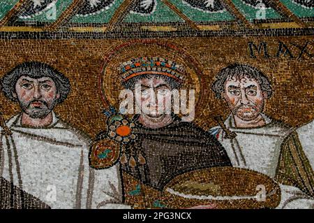 Giustiniano il grande (c. 482 - 565 d.C.), imperatore dell'Impero bizantino o romano d'Oriente, affiancato da membri del suo seguito. Dettaglio del mosaico bizantino nell'abside della Basilica di San vitale a Ravenna, Emilia-Romagna, Italia. Il mosaico fu creato nel 500 d.C., pochi anni dopo che Ravenna fu catturata dall'Impero bizantino dagli Ostrogoti. Foto Stock