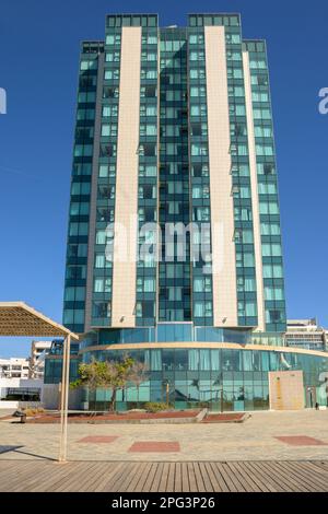 Arrecife, Lanzarote, Isole Canarie, marzo 2023: Vista su uno degli edifici più controversi di Lanzarote: L'alto Gran Hotel Foto Stock