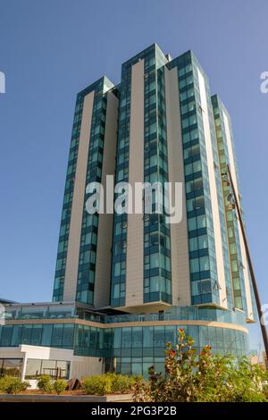 Arrecife, Lanzarote, Isole Canarie, marzo 2023: Vista su uno degli edifici più controversi di Lanzarote: L'alto Gran Hotel Foto Stock