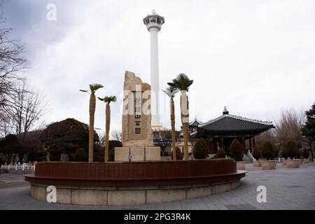 Punti di riferimento destinazioni di viaggio tour Diamond Busan Tower e Yongdusan parco a Nampo dong per la gente coreana e i viaggiatori stranieri viaggio visita a Jung Foto Stock