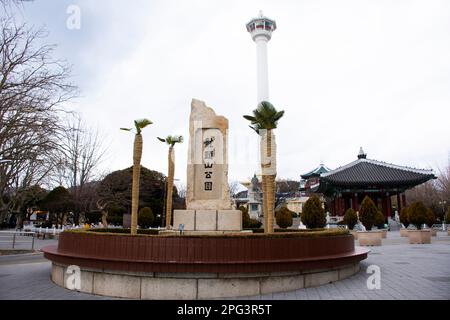 Punti di riferimento destinazioni di viaggio tour Diamond Busan Tower e Yongdusan parco a Nampo dong per la gente coreana e i viaggiatori stranieri viaggio visita a Jung Foto Stock