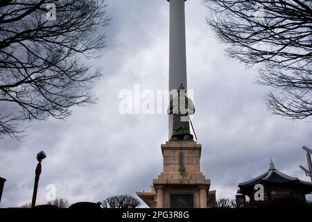 Scultura della statua raffigurante la figura di Yi Sun sin monumento per i viaggiatori coreani visita alla Torre Diamond Busan e al parco di Yongdusan a Nampo don Foto Stock