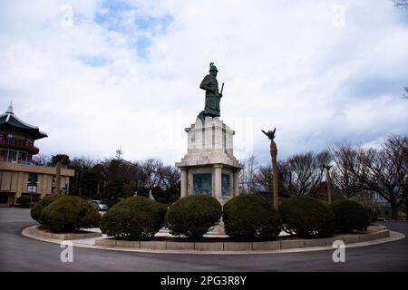 Scultura della statua raffigurante la figura di Yi Sun sin monumento per i viaggiatori coreani visita alla Torre Diamond Busan e al parco di Yongdusan a Nampo don Foto Stock