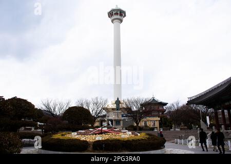 Punti di riferimento destinazioni di viaggio tour Diamond Busan Tower e Yongdusan parco a Nampo dong per la gente coreana e i viaggiatori stranieri viaggio visita a Jung Foto Stock