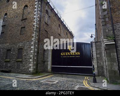 Dublino, Irlanda - 09 25 2015: Porta di legno presso la fabbrica di birra Guinness di Dublino Foto Stock