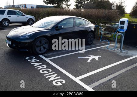 Tesla,Electric,Car,Model,3,Charging,BPPolar,UK,Automotive,Automobile,Tesla Model 3,Charging,BPPolar,Rapid,Charger,Wightlink,Fishbourne,Isle of Wight,E. Foto Stock