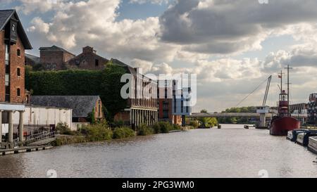 Gli edifici industriali abbandonati di Downing's Malthouses sorgono tra appartamenti di nuova costruzione e magazzini convertiti nel Glouc parzialmente rigenerato Foto Stock