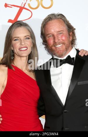 Susan Walters, Linden Ashby in arrivo per I GIOVANI E L'INQUIETA celebrazione del 50th° anniversario - parte 2, The Vibiana, Los Angeles, CA 17 marzo 2023. Foto di: Collezione Priscilla Grant/Everett Foto Stock