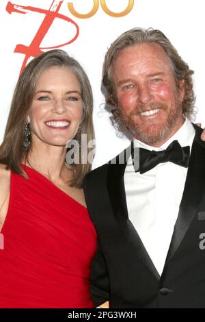 Susan Walters, Linden Ashby in arrivo per I GIOVANI E L'INQUIETA celebrazione del 50th° anniversario - parte 2, The Vibiana, Los Angeles, CA 17 marzo 2023. Foto di: Collezione Priscilla Grant/Everett Foto Stock