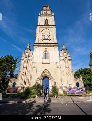 Il sole splende sulla torre della chiesa di San Paolo nel centro della città di Bristol, Inghilterra. Foto Stock