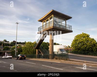 La torre di controllo in cemento 1960s del Plimsoll Swing Bridge sul Porto galleggiante di Bristol. Foto Stock