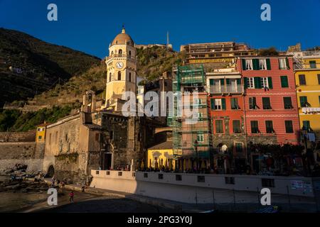 Vernazza. Le cinque Terre sulla Riveria Italiana sono una delle mete preferite dai turisti in Italia e dalle fotografie di Instagram. Foto Stock