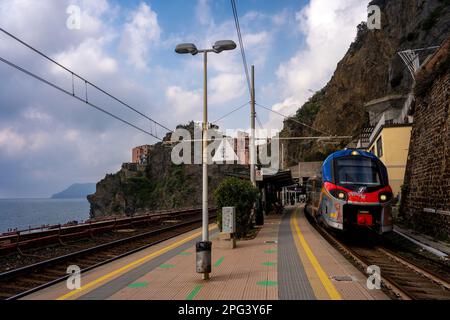 Stazione ferroviaria di Manarola. Le cinque Terre sulla Riveria Italiana sono una delle mete preferite dai turisti in Italia e dalle fotografie di Instagram. Foto Stock