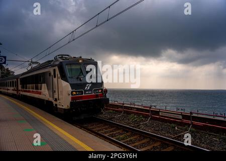 Stazione ferroviaria di Manarola. Le cinque Terre sulla Riveria Italiana sono una delle mete preferite dai turisti in Italia e dalle fotografie di Instagram. Foto Stock