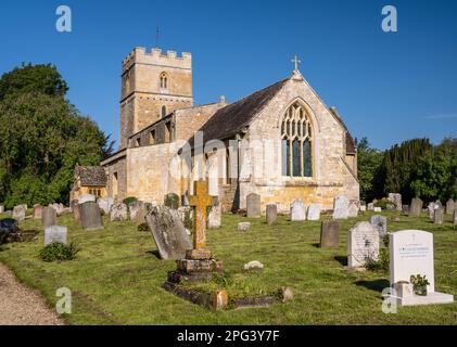 La tradizionale chiesa parrocchiale di San Pietro nel villaggio Gloucestershire di Dumbleton. Foto Stock