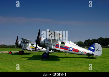 Gloster Gladiator 1 K7985, G-AMRK, e Gladiator II N5903, G-JIT at Old Warden, Biggleswade, Bedfordshire, Inghilterra, Regno Unito. Foto Stock