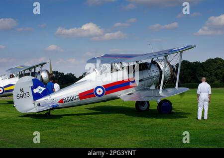 Gloster Gladiator 1 K7985, G-AMRK, e Gladiator II N5903, G-JIT at Old Warden, Biggleswade, Bedfordshire, Inghilterra, Regno Unito. Foto Stock