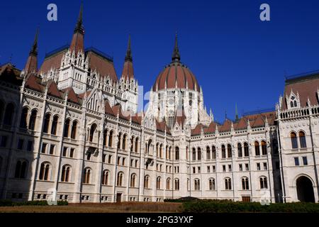 L'edificio neogotico del Parlamento a Kossuth ter, Piazza Kossuth, progettato da Imre Steindl nel 1885, Budapest, Ungheria Foto Stock