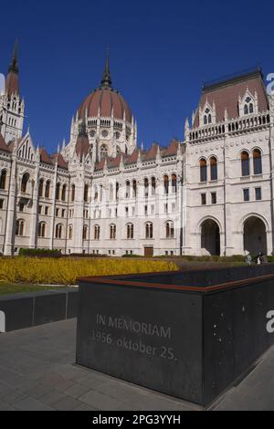 L'edificio neogotico del Parlamento a Kossuth ter, memoriale del massacro degli ungheresi da parte delle truppe sovietiche di fronte, Piazza Kossuth, Budapest, Ungheria Foto Stock