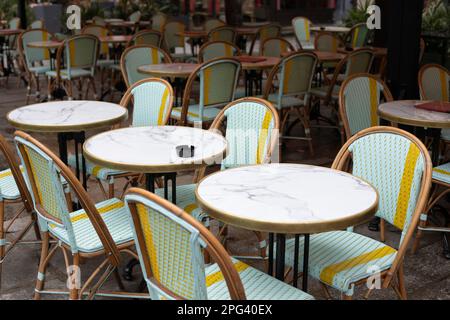 Tavoli caffè su una strada Parisien, Parigi, Francia, Europa Foto Stock