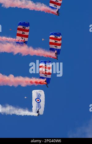 R A F Falcons Parachute Display Team, Shoreham Airshow 2014 Foto Stock
