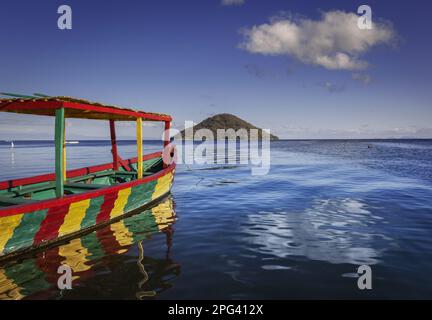 Una barca in legno dipinto nella Chembe Bay a Cape Maclear sulle rive del Lago Malawi meridionale. Foto Stock