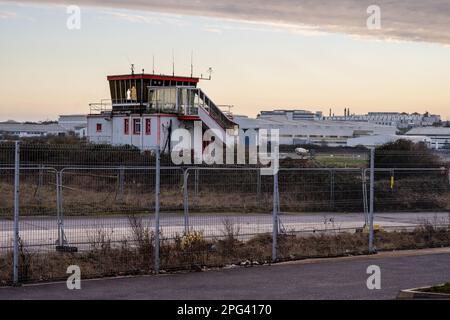 La vecchia torre di controllo di Filton Airfield, attualmente in fase di ristrutturazione nel nuovo quartiere residenziale 'Brabazon' nel nord di Bristol. Foto Stock