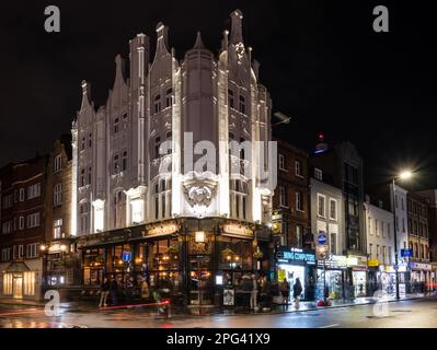 Il caratteristico esterno in stile Art Nouveau del pub Rising Sun sulla Tottenham Court Road nel centro di Londra. Foto Stock