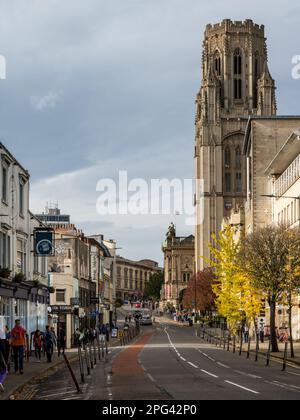 Il Wills Memorial Building dell'Università di Bristol sorge sopra i bassi edifici di Park Row, nell'estremità occidentale della città. Foto Stock