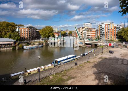 La base del Ponte Redcliffe è fissata in posizione sollevata durante la manutenzione sul Porto galleggiante di Bristol. Foto Stock