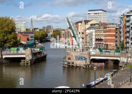 La base del Ponte Redcliffe è fissata in posizione sollevata durante la manutenzione sul Porto galleggiante di Bristol. Foto Stock