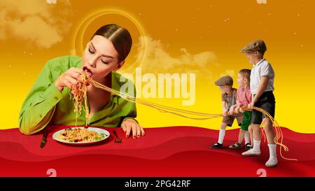 Immagine creativa di piccoli ragazzi, bambini che giocano con tagliatelle. Bella giovane donna che mangia pasta con le mani. Collage d'arte concettuale contemporanea Foto Stock