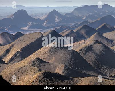 Vista nord-est dal Passo Bosch Luys Kloof sulle colline settentrionali dei Monti Swartberg e sulle più lontane 'Rooirante' (o colline rosse) Foto Stock