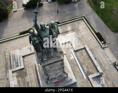 Sofia, Bulgaria. Vista del Monumento all'Esercito sovietico. Qualche tempo fa una delle cifre era coperta di vernice giallo-blu, come la bandiera dell'Ucraina Foto Stock