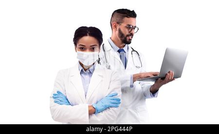 Immagine composita per il concetto di assistenza sanitaria con due medici multietnici in uniforme Foto Stock