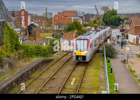 Il treno Greater Anglia si avvicina alla stazione di Woodbridge a Suffolk Foto Stock