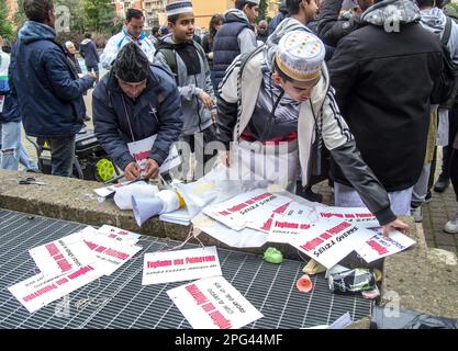 Roma, Italia. 19th Mar, 2023. "Non più morti in mare, né guerre, razzismo e sfruttamento, per la cittadinanza dei bambini nati in Italia, sono state alcune delle parole d'ordine sul vessillo di apertura della processione che passava attraverso il quartiere multietnico di Torpignattara. (Foto di Patrizia CORTELLESSA/Pacific Press) Credit: Pacific Press Media Production Corp./Alamy Live News Foto Stock